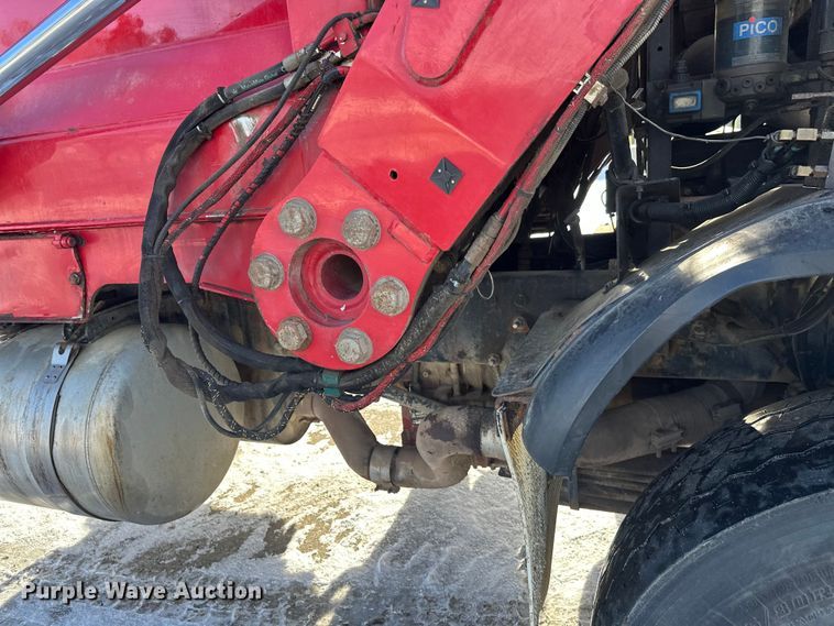 image for item DT6458 2005 Peterbilt 320 refuse truck