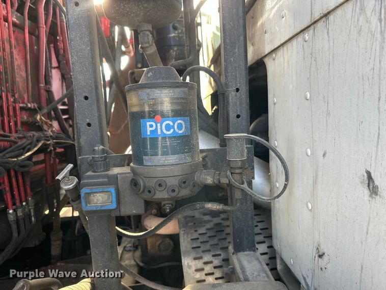 image for item DT6458 2005 Peterbilt 320 refuse truck