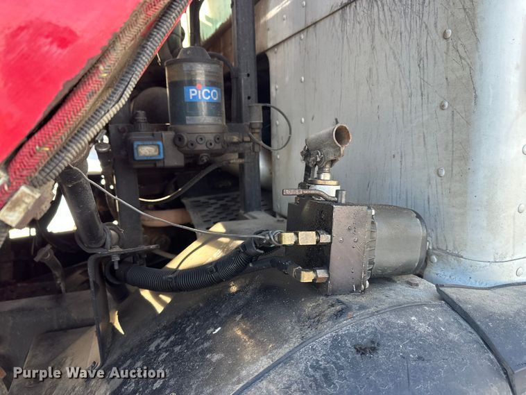 image for item DT6458 2005 Peterbilt 320 refuse truck