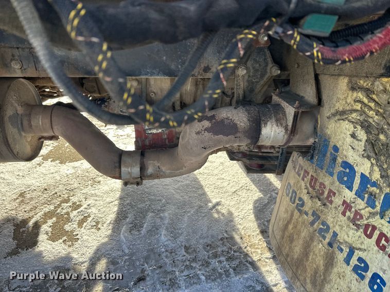 image for item DT6458 2005 Peterbilt 320 refuse truck