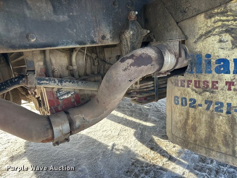 image for item DT6458 2005 Peterbilt 320 refuse truck