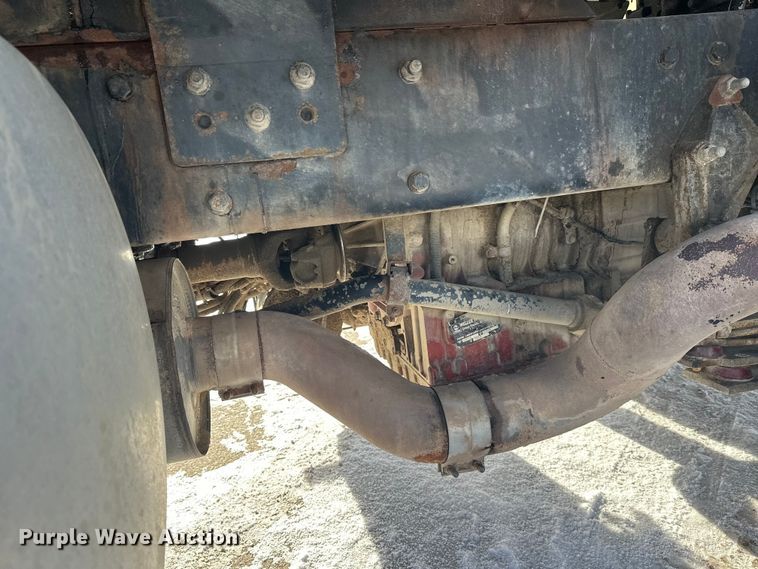 image for item DT6458 2005 Peterbilt 320 refuse truck