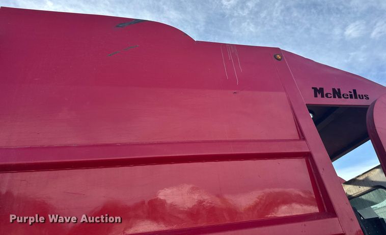 image for item DT6458 2005 Peterbilt 320 refuse truck