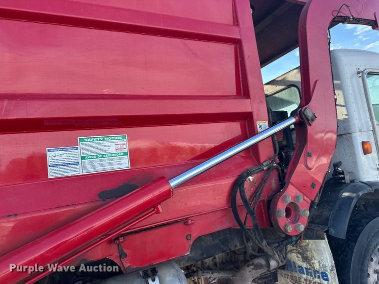 image for item DT6458 2005 Peterbilt 320 refuse truck