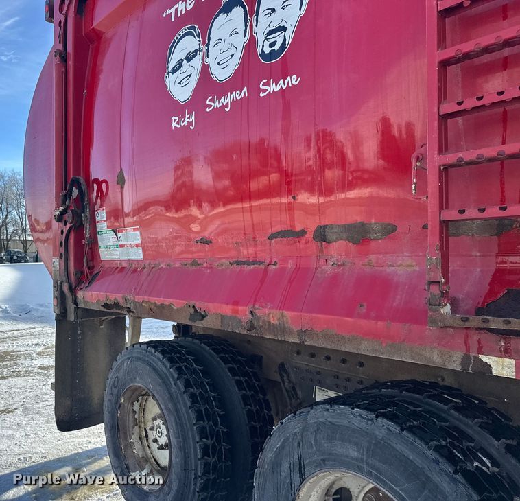 image for item DT6458 2005 Peterbilt 320 refuse truck