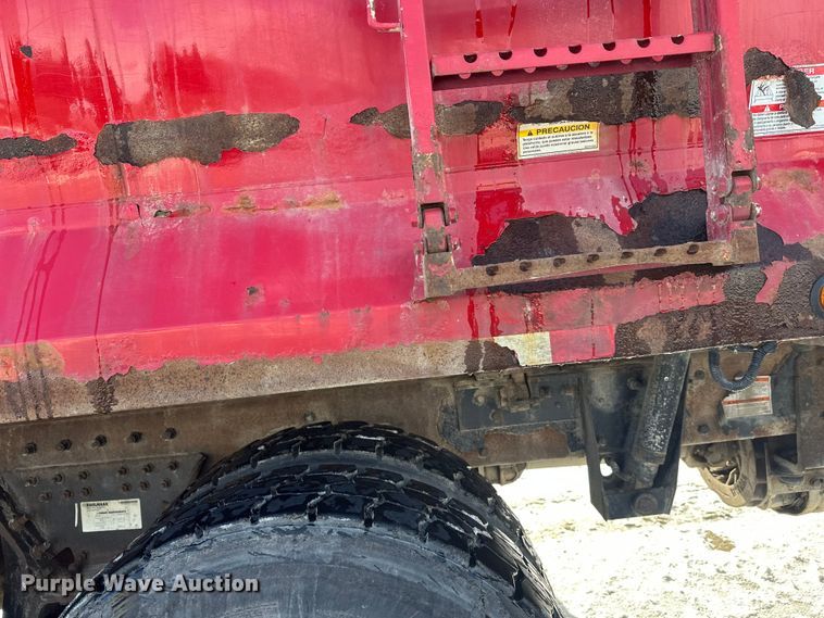 image for item DT6458 2005 Peterbilt 320 refuse truck