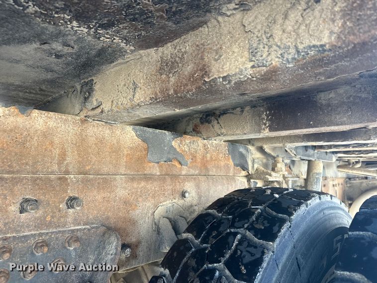 image for item DT6458 2005 Peterbilt 320 refuse truck