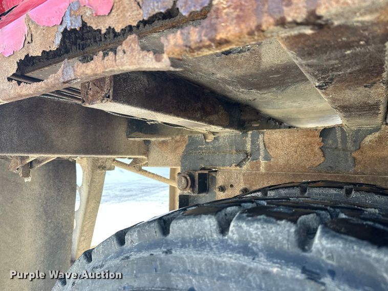 image for item DT6458 2005 Peterbilt 320 refuse truck