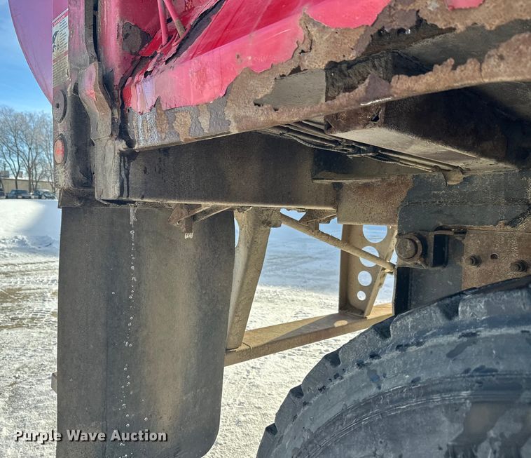 image for item DT6458 2005 Peterbilt 320 refuse truck