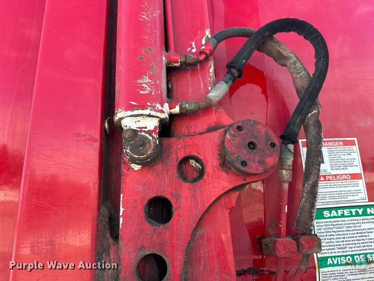 image for item DT6458 2005 Peterbilt 320 refuse truck