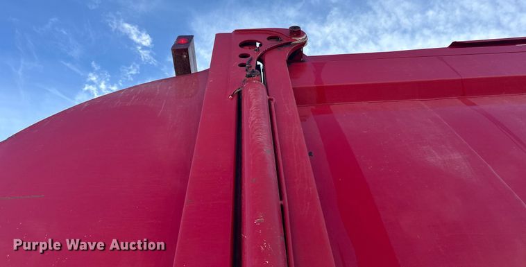 image for item DT6458 2005 Peterbilt 320 refuse truck