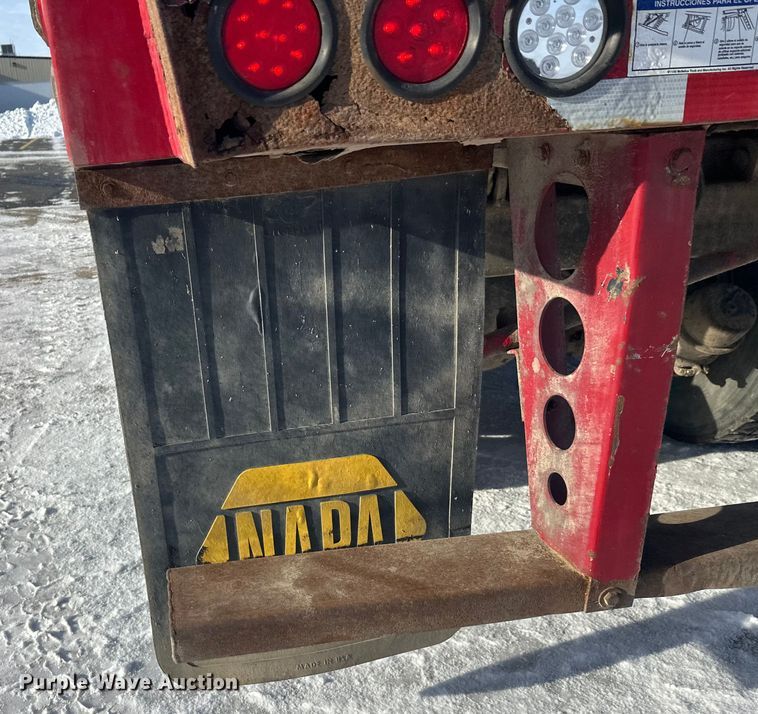 image for item DT6458 2005 Peterbilt 320 refuse truck