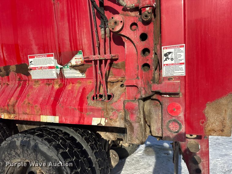 image for item DT6458 2005 Peterbilt 320 refuse truck