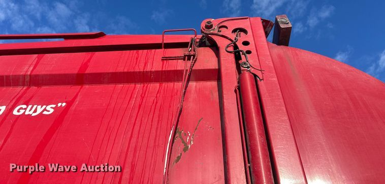 image for item DT6458 2005 Peterbilt 320 refuse truck