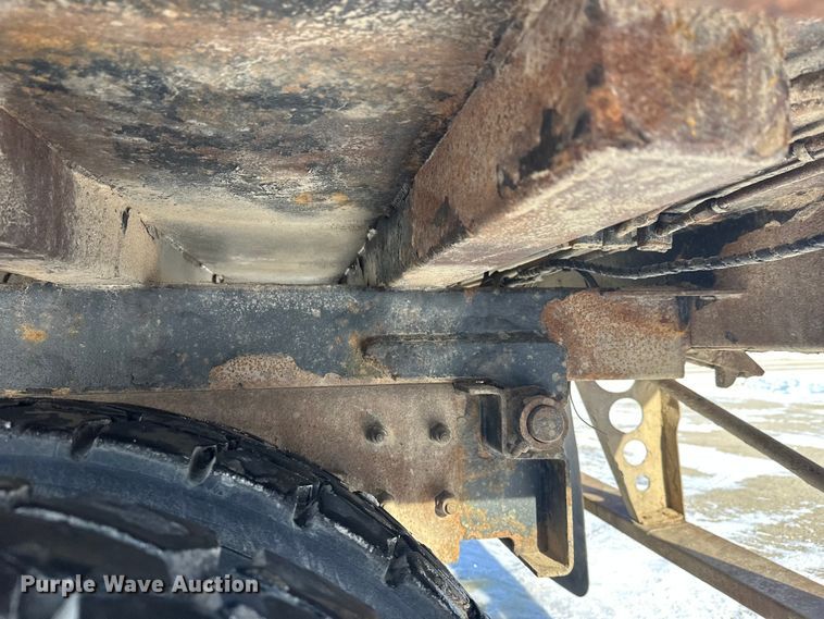 image for item DT6458 2005 Peterbilt 320 refuse truck