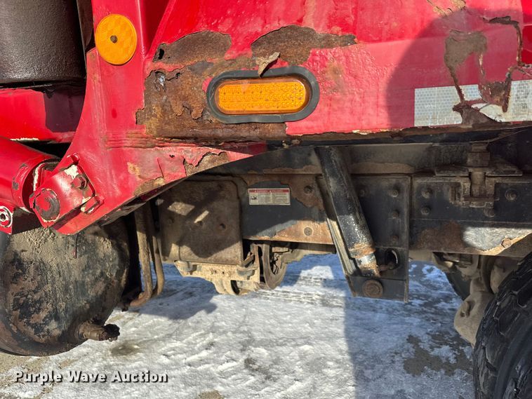 image for item DT6458 2005 Peterbilt 320 refuse truck