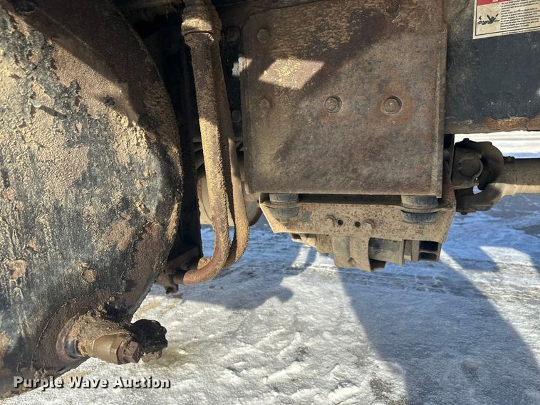 image for item DT6458 2005 Peterbilt 320 refuse truck