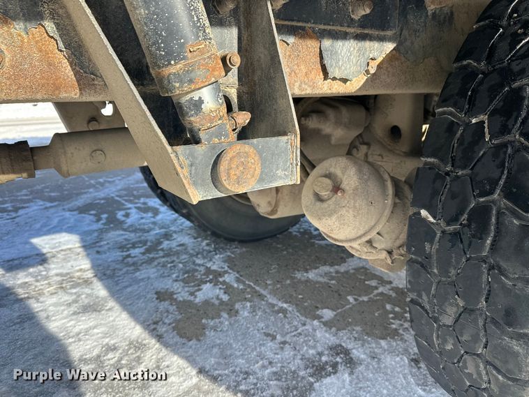 image for item DT6458 2005 Peterbilt 320 refuse truck