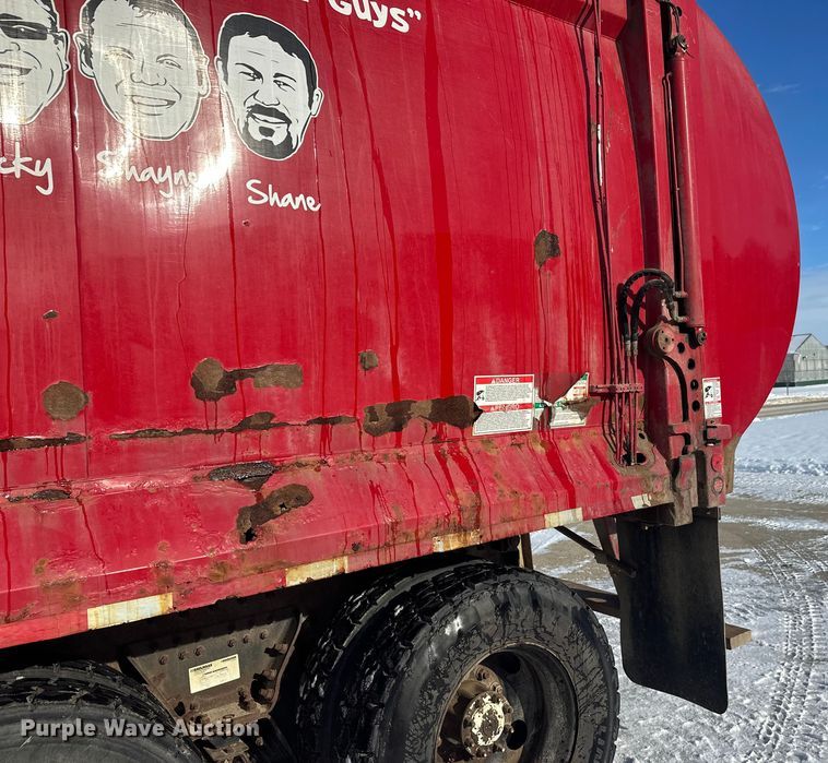 image for item DT6458 2005 Peterbilt 320 refuse truck