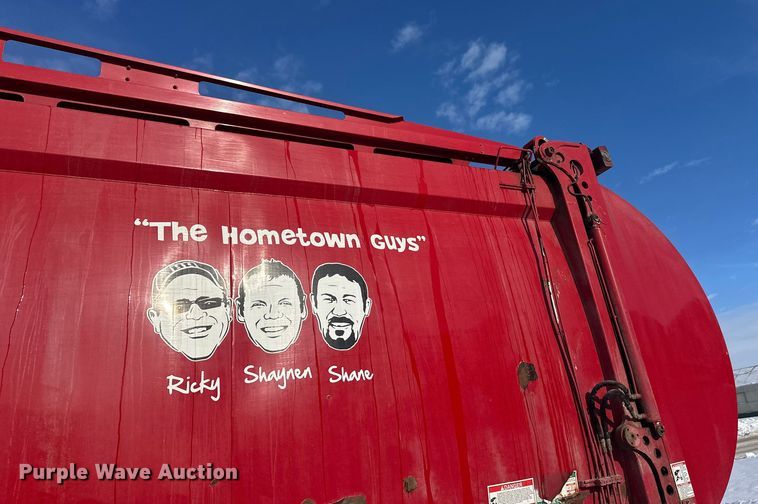 image for item DT6458 2005 Peterbilt 320 refuse truck