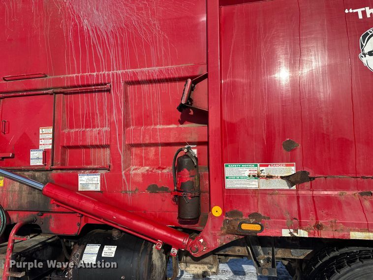 image for item DT6458 2005 Peterbilt 320 refuse truck