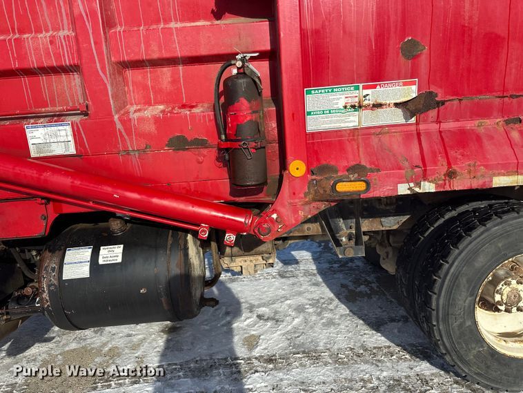 image for item DT6458 2005 Peterbilt 320 refuse truck