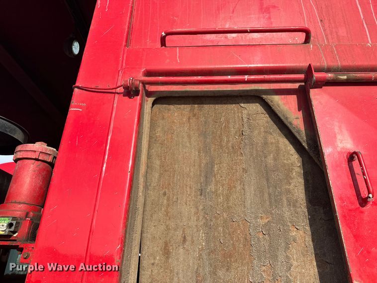 image for item DT6458 2005 Peterbilt 320 refuse truck