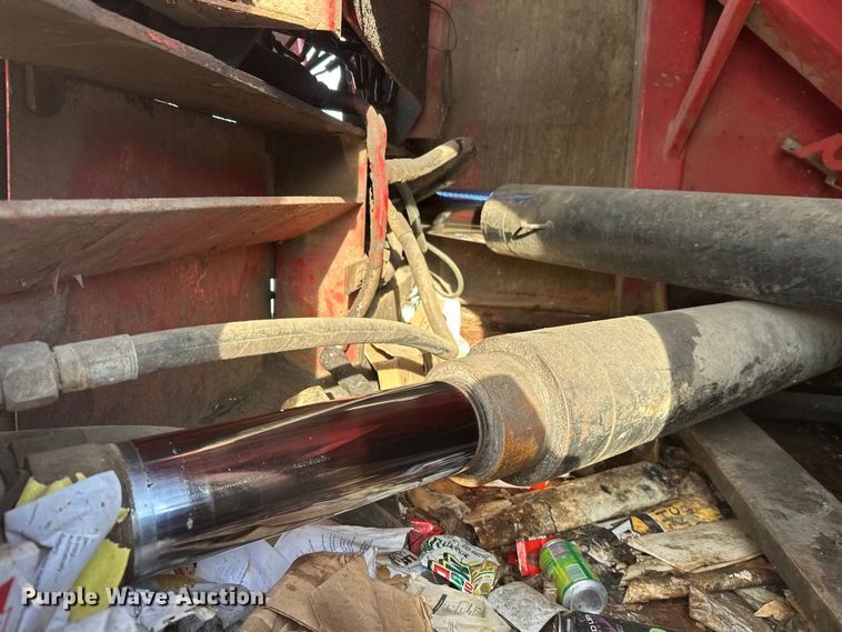 image for item DT6458 2005 Peterbilt 320 refuse truck