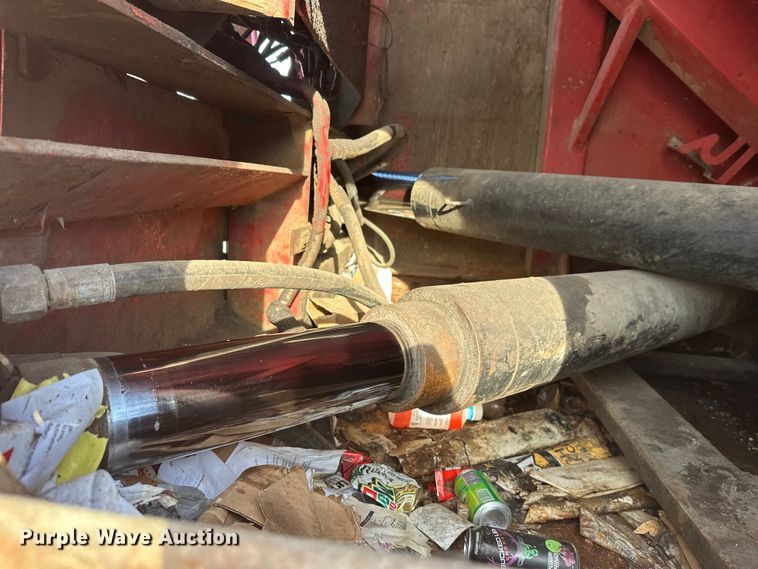 image for item DT6458 2005 Peterbilt 320 refuse truck