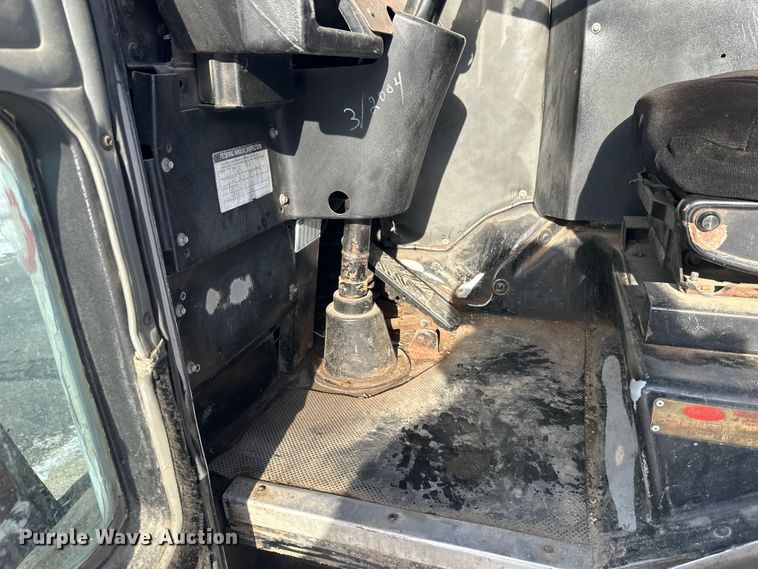 image for item DT6458 2005 Peterbilt 320 refuse truck