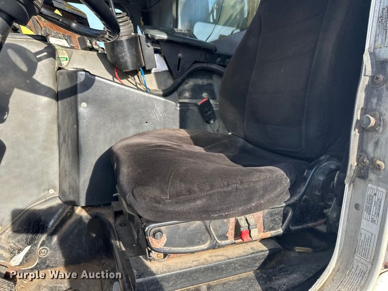 image for item DT6458 2005 Peterbilt 320 refuse truck