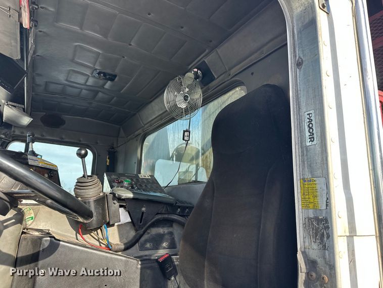 image for item DT6458 2005 Peterbilt 320 refuse truck