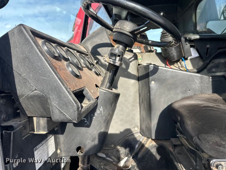 image for item DT6458 2005 Peterbilt 320 refuse truck