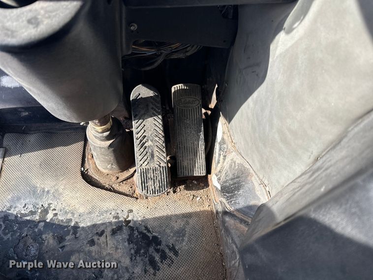 image for item DT6458 2005 Peterbilt 320 refuse truck