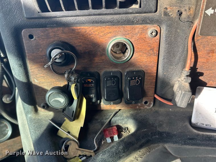 image for item DT6458 2005 Peterbilt 320 refuse truck