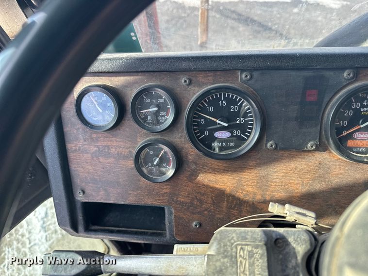 image for item DT6458 2005 Peterbilt 320 refuse truck