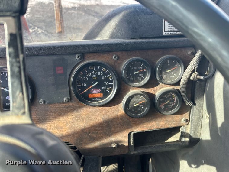 image for item DT6458 2005 Peterbilt 320 refuse truck