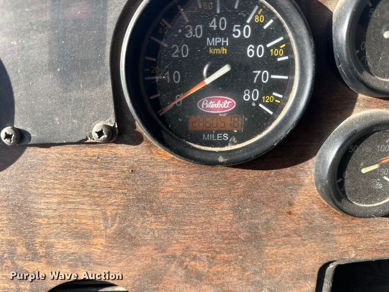 image for item DT6458 2005 Peterbilt 320 refuse truck