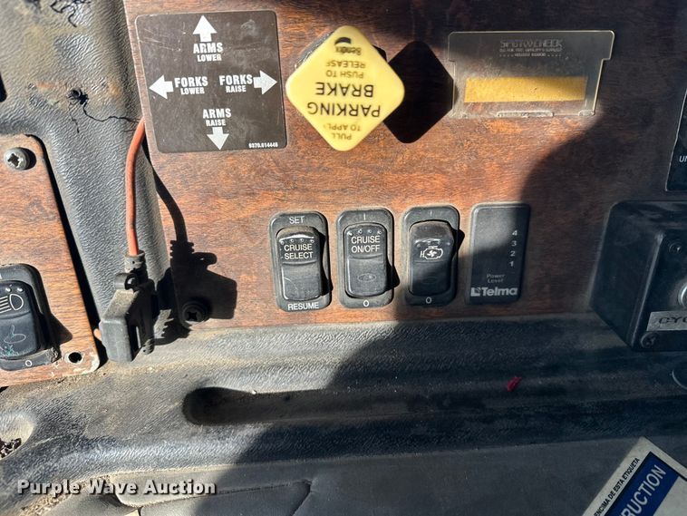 image for item DT6458 2005 Peterbilt 320 refuse truck