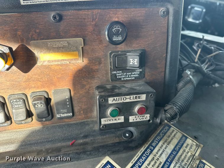 image for item DT6458 2005 Peterbilt 320 refuse truck