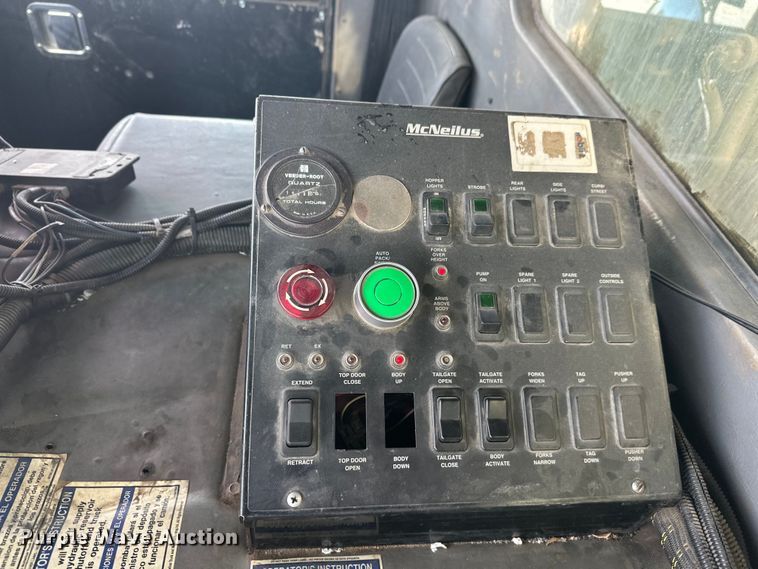 image for item DT6458 2005 Peterbilt 320 refuse truck