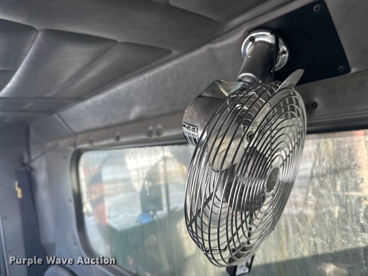 image for item DT6458 2005 Peterbilt 320 refuse truck