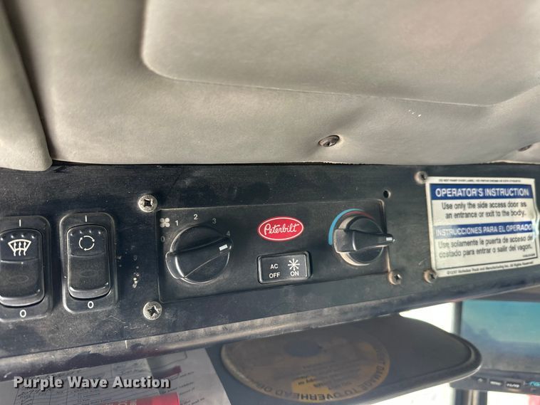 image for item DT6458 2005 Peterbilt 320 refuse truck