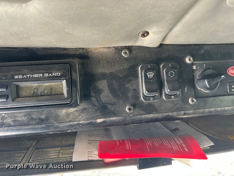 image for item DT6458 2005 Peterbilt 320 refuse truck