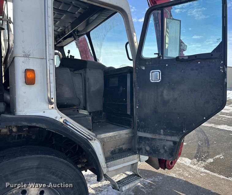 image for item DT6458 2005 Peterbilt 320 refuse truck