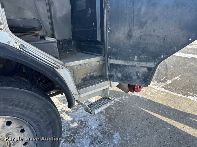 image for item DT6458 2005 Peterbilt 320 refuse truck