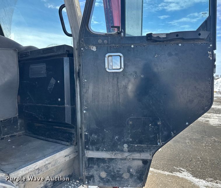 image for item DT6458 2005 Peterbilt 320 refuse truck