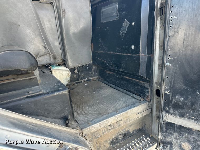 image for item DT6458 2005 Peterbilt 320 refuse truck