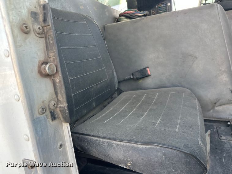 image for item DT6458 2005 Peterbilt 320 refuse truck