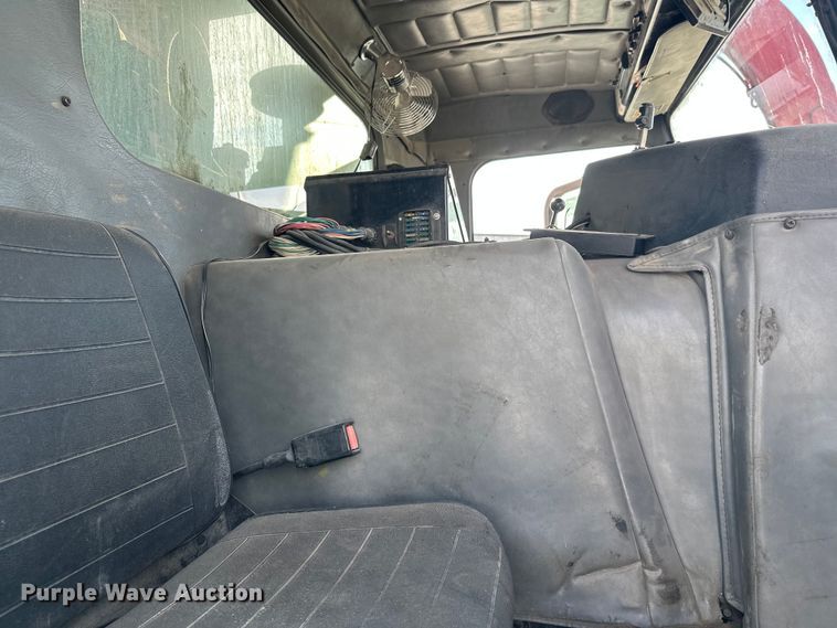 image for item DT6458 2005 Peterbilt 320 refuse truck